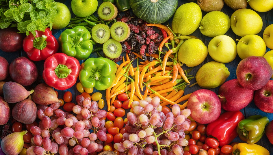 Das Bild zeigt verschiedenes Obst und Gemüse.