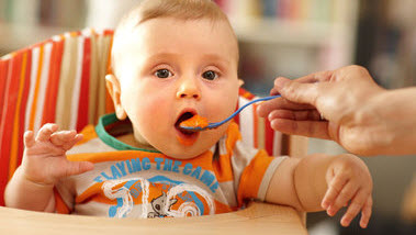 Das Bild zeigt ein Baby, das gefüttert wird. (Quelle: Marcus Gloger / BVL)
