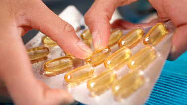 Das Bild zeigt Hände, die Pillen aus ihrer Verpackung nehmen. (Quelle: Marcus Gloger/ BVL)