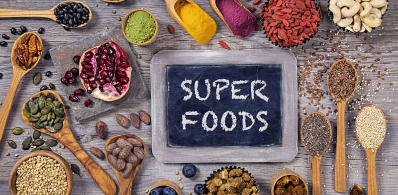 Superfood (Source: Elena Schweitzer - stock.adobe.com) Das Bild zeigt verschiedene sogenannte "Superfoods".