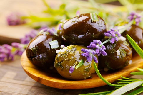 Schale mit verschiedenen Olivensorten