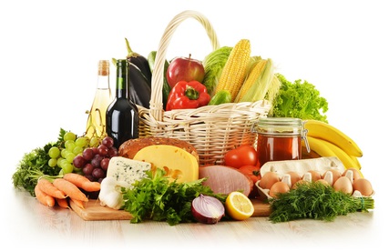 Das Foto zeigt einen Korb mit verschiedenen Lebensmitteln.
