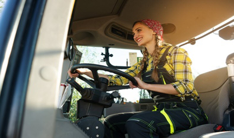 Für Antragsteller und Unternehmen (Source: Kzenon - Fotolia) Das Bild zeigt eine Bäuerin auf einem Traktor.