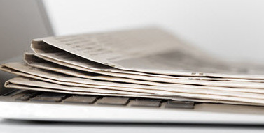 Das Bild zeigt Tageszeitungen auf einem Laptop. (Quelle: fotofabrika / Fotolia)