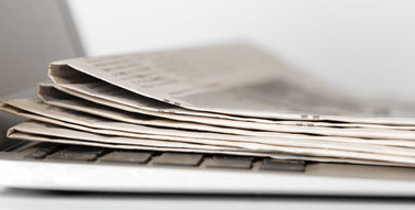Fachmeldungen (Quelle: fotofabrika - Fotolia) Das Bild zeigt Tageszeitungen auf einem Laptop.