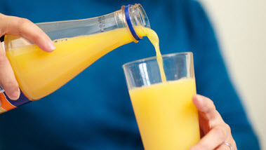 Das Bild zeigt ein Glas, in das Orangensaft gegossen wird. (Quelle: Marcus Gloger / BVL)