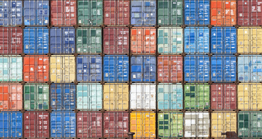 Das Bild zeigt einen Stapel von Frachtcontainern. (Quelle: Ralf Gosch / Fotolia)