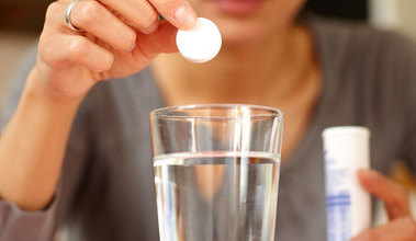 Nährwert- und gesundheitsbezogene Angaben über Lebensmittel (Health Claims) (Quelle: Marcus Gloger / BVL) Das Bild zeigt ein Glas Wasser, über das eine Hand eine Brausetablette hält. (Quelle: Marcus Gloger / BVL)
