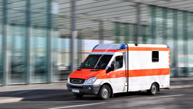 Lebensmittelbedingte Infektionen und Intoxikationen (Quelle: thomaslerchphoto / Fotolia) Das Bild zeigt einen Rettungswagen. (Quelle: thomaslerchphoto / Fotolia)