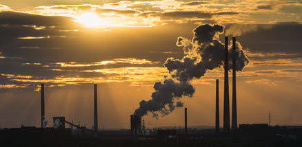 Schwermetalle (Quelle: GH Waldhart / Fotolia) Das Bild zeigt qualmende Schornsteine. (Quelle: GH Waldhart / Fotolia)