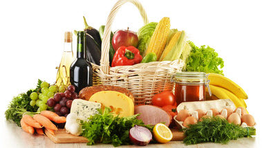 Das Bild zeigt einen Korb mit vielen verschiedenen Lebensmitteln. (Quelle: Monticellllo / Fotolia.com)