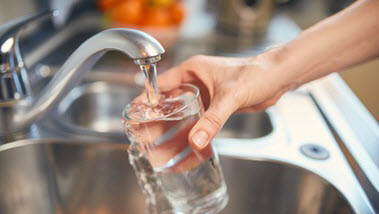 Das Bild zeigt ein gefülltes Wasserglas. (Quelle: samopauser / Fotolia)