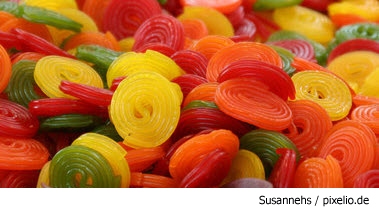 Zusatzstoffe (Quelle: Susannehs / pixelio.de) Das Bild zeigt bunte Fruchtgummi-Schnecken. (Quelle: Susannehs / pixelio.de)