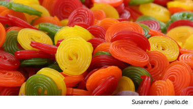 Das Bild zeigt bunte Fruchtgummi-Schnecken. (Quelle: Susannehs / pixelio.de)