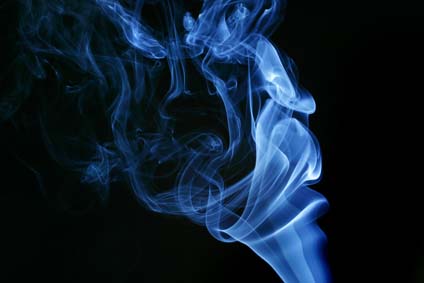 Electronic Model Tobacco Control (EMTOC) (Quelle: Gloger / BVL) Das Bild zeigt rauch vor dunkelblauem Hintergrund. (Quelle: Gloger / BVL)