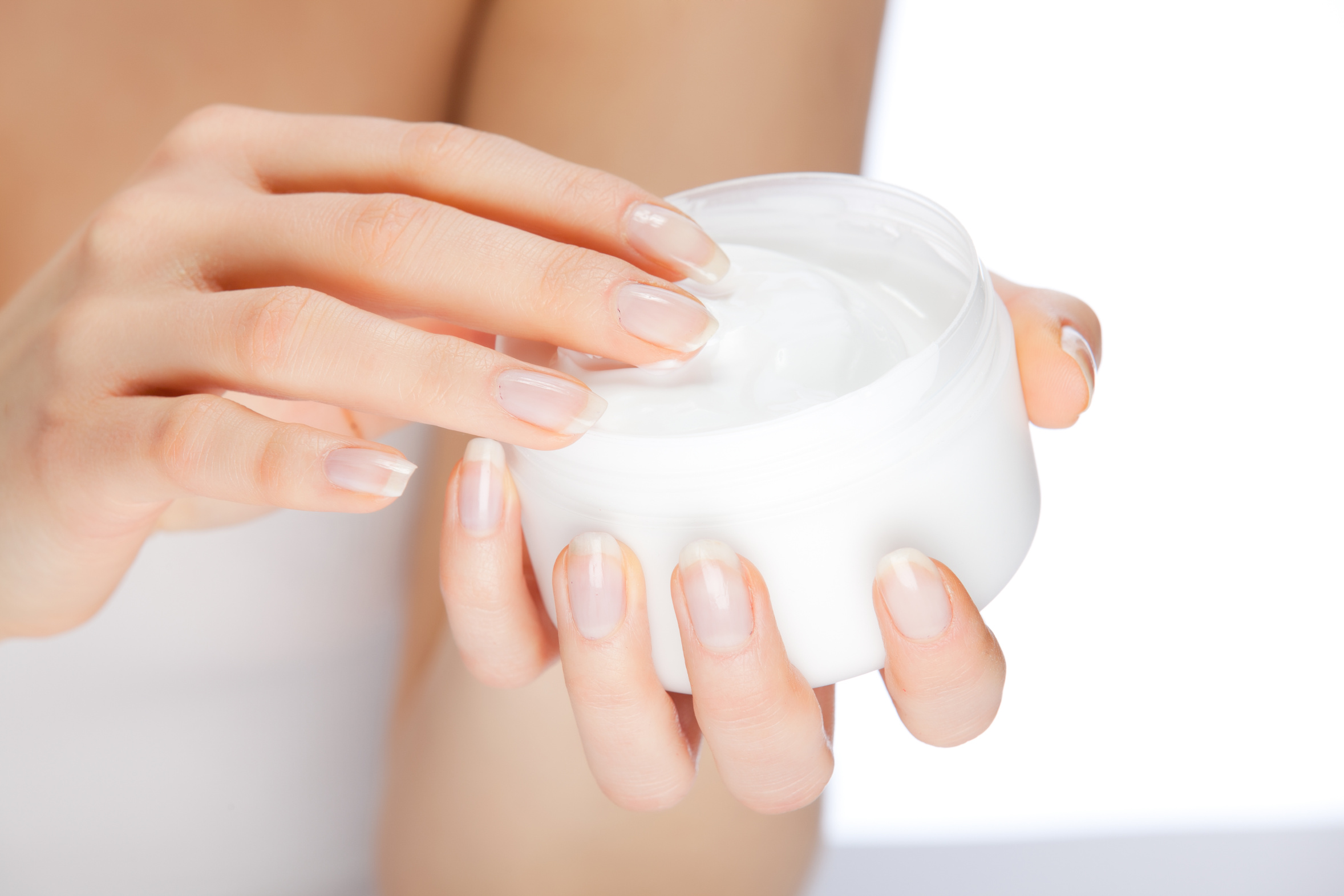 Kosmetische Mittel (Quelle: PackShot / Fotolia.com) Das Bild zeigt eine Hand, die in eine Cremdose fasst. (Quelle: PackShot / Fotolia.com)