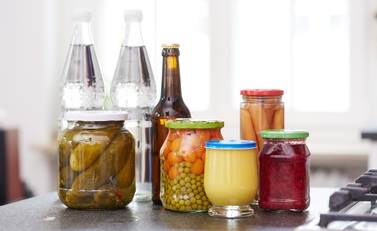 Das Bild zeigt mehrere Einweggläser gefüllt mit Gemüse und Wurst sowie Glasflaschen. (Quelle: Marcus Gloger)