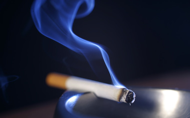 Das Bild zeigt eine Zigarette auf einem Aschenbrecher. Zigarettenqualm steigt auf. (Quelle: Marcus Gloger / BVL)