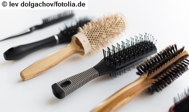 Weitere Bedarfsgegenstände (Quelle: © lev dolgachov/fotolia.de) Das Bild zeigt verschiedene Haarbürsten. (Quelle: lev dolgachov / fotolia.de)