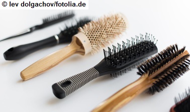 Das Bild zeigt verschiedene Haarbürsten. (Quelle: lev dolgachov / fotolia.de)