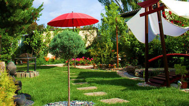 Haus- und Kleingarten (Quelle: Eiskönig / Fotolia.com) Das Bild zeigt einen Garten mit Sonnenschirm. (Quelle: Eiskönig / Fotolia.com)