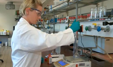 Pflanzenschutz-Kontrollprogramm (Quelle: BVL) Das Bild zeigt eine Laborantin bei der Arbeit. (Quelle: BVL)