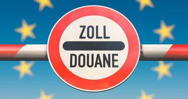 Zollgrenze (Quelle: bluedesign / Fotolia) Das Bild zeigt ein Schild mit der Aufschrift Zoll. (Quelle: bluedesign / Fotolia)