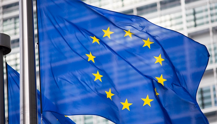 Die Europäische Verordnung über Tierarzneimittel (Quelle: Andrey Kuzmin - stock.adobe.com) Das Bild zeigt eine EU Flagge im Wind.