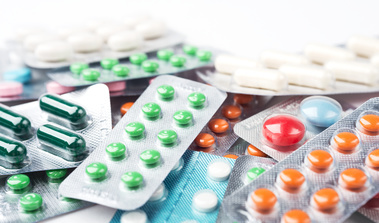 Die Erfassung der Antibiotika-Abgabemengen (Quelle: DenisIsmagilov - stock.adobe.com) Das Bild zeigt mehrere Tabletten und Blister. (Quelle: DenisIsmagilov - stock.adobe.com)