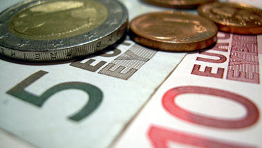 Das Bild zeigt mehrere Euro-Münzen und Euro-Gelscheine. (Quelle: artefaktum / pixelio)