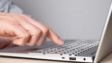 Verfahren (Quelle: valiantsin - stock.adobe.com) Das Bild zeigt einen Mann der am Laptop arbeitet.