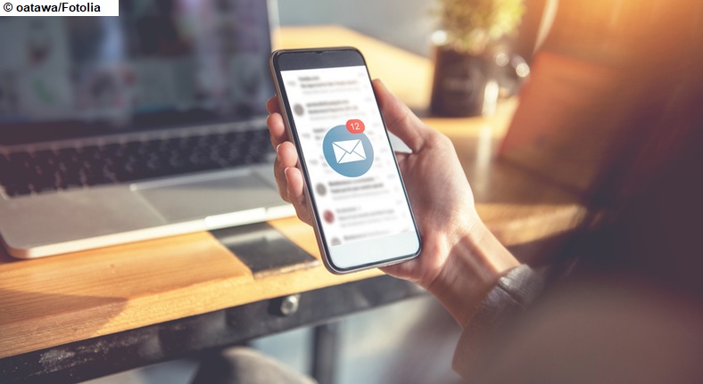 Newsletter (Quelle: © oatawa/Fotolia) Das Bild zeigt ein Handy mit mehreren Mails im Posteingang. (Quelle: oatawa / Fotolia)